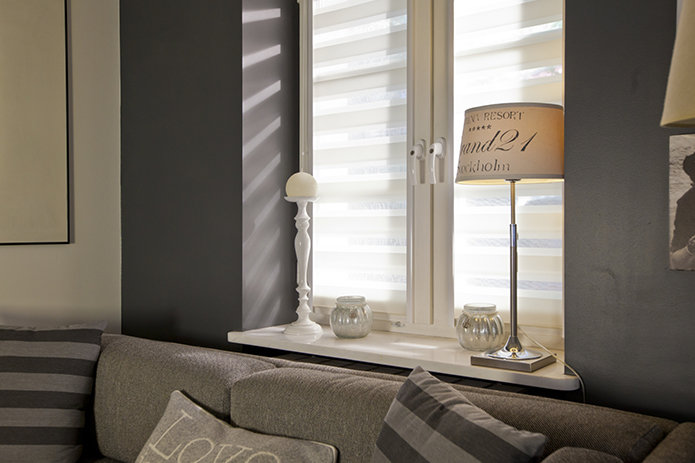 Schwarze Doppelrollos im Raum